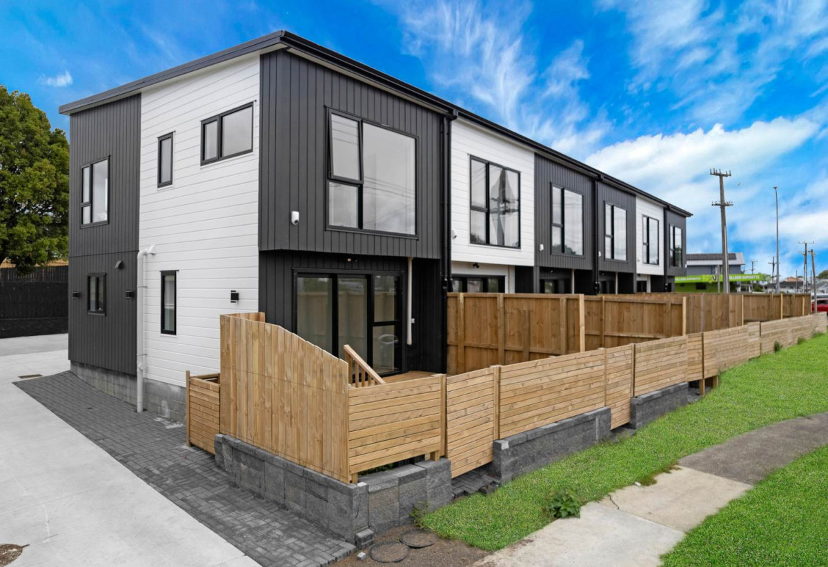 2 beds 1.5 baths home with car park, close to schools, local shops, motorway access, 0.9 km to Papatoetoe South School, Lot 2/38 Pah Road, Papatoetoe, Auckland