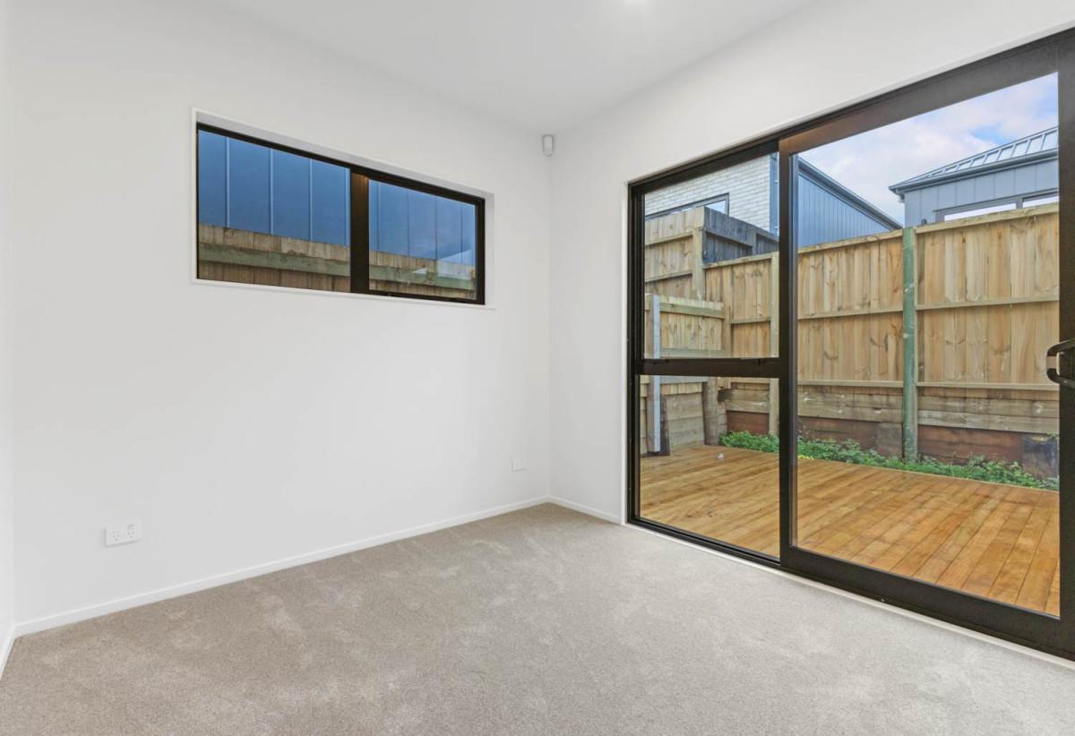 Standalone 3 beds 2 baths house with garage, close to schools, town centre, 1.4 km to Valley School, 2.3 km to Pukekohe High School, 9 Piringa Road, Pukekohe, Auckland