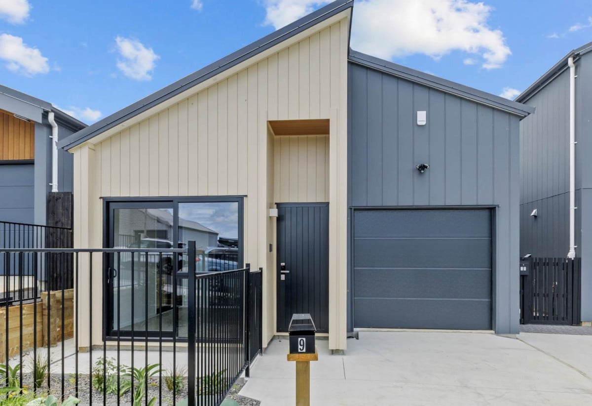 Standalone 3 beds 2 baths house with garage, close to schools, town centre, 1.4 km to Valley School, 2.3 km to Pukekohe High School, 9 Piringa Road, Pukekohe, Auckland