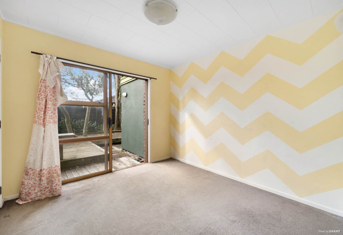 3 beds 2 baths home with garage, close to Lynn Mall, schools, golf course, Lawson Park and playground, 0.4 km to New Lynn School, 5/46 Seabrook Avenue, New Lynn, Auckland