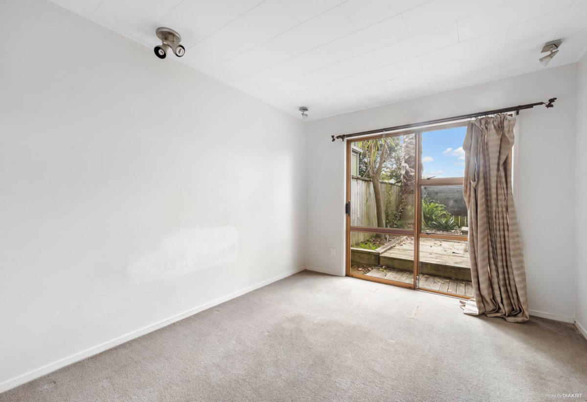3 beds 2 baths home with garage, close to Lynn Mall, schools, golf course, Lawson Park and playground, 0.4 km to New Lynn School, 5/46 Seabrook Avenue, New Lynn, Auckland