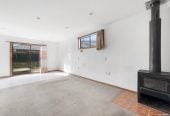 3 beds 2 baths home with garage, close to Lynn Mall, schools, golf course, Lawson Park and playground, 0.4 km to New Lynn School, 5/46 Seabrook Avenue, New Lynn, Auckland