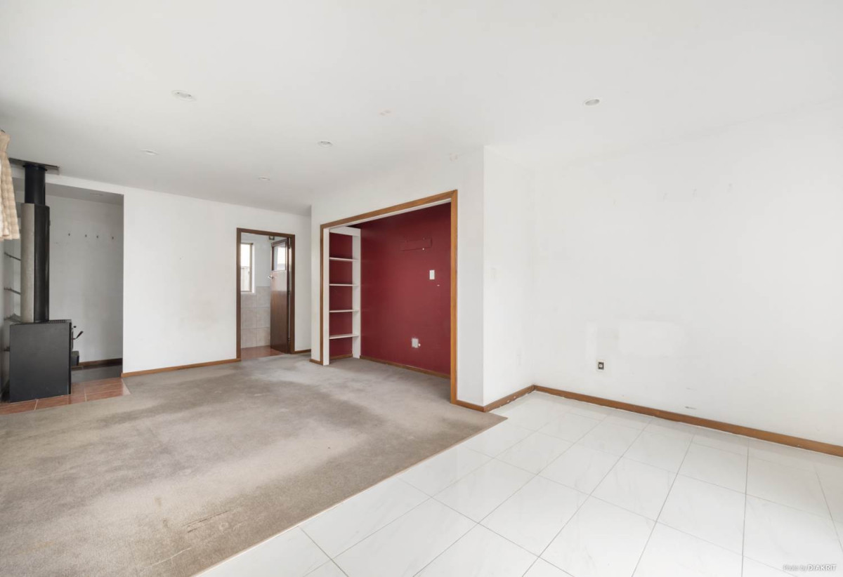 3 beds 2 baths home with garage, close to Lynn Mall, schools, golf course, Lawson Park and playground, 0.4 km to New Lynn School, 5/46 Seabrook Avenue, New Lynn, Auckland