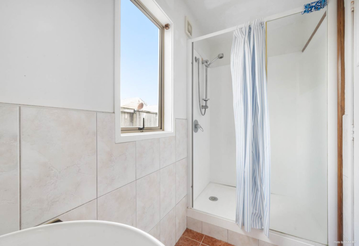 3 beds 2 baths home with garage, close to Lynn Mall, schools, golf course, Lawson Park and playground, 0.4 km to New Lynn School, 5/46 Seabrook Avenue, New Lynn, Auckland