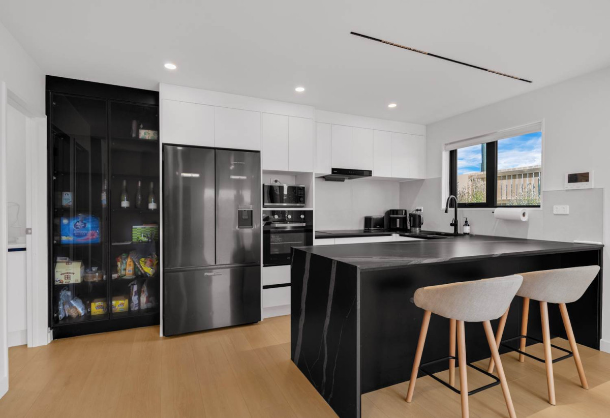 Standalone 4 beds 2.5 baths home with garage, close to schools, parks, shops, motorway access, 0.4 km to Marshall Laing School, 1 km to Lynfield College, 51A Ellis Avenue, Mt Roskill, Auckland