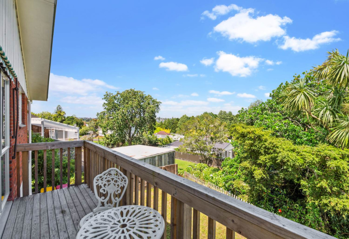 764m² section, Renovated Brick 4 beds 2 baths house with double garage, downstairs 2 beds 1 bath with its own entrance, close to schools, shopping centres, motorway access, 0.9 km to Willow Park School, 90 Hillcrest Avenue, Hillcrest, Auckland