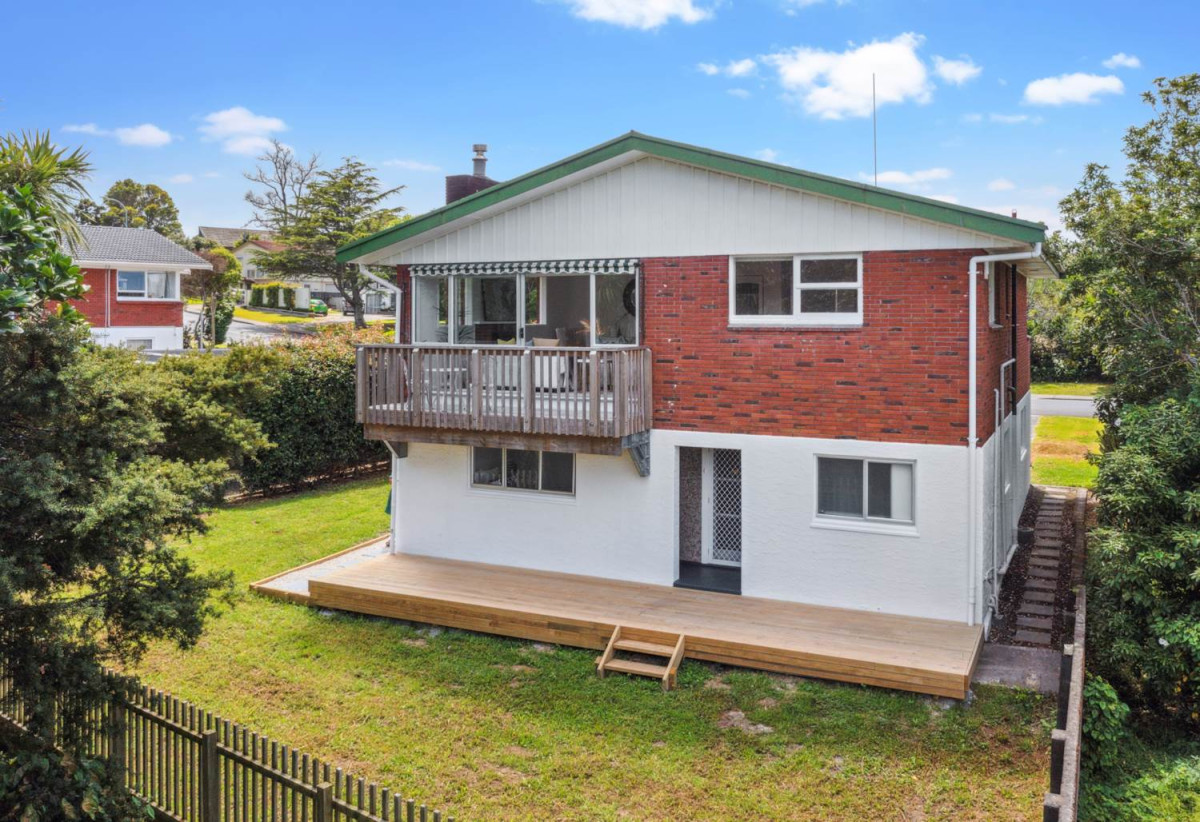 764m² section, Renovated Brick 4 beds 2 baths house with double garage, downstairs 2 beds 1 bath with its own entrance, close to schools, shopping centres, motorway access, 0.9 km to Willow Park School, 90 Hillcrest Avenue, Hillcrest, Auckland