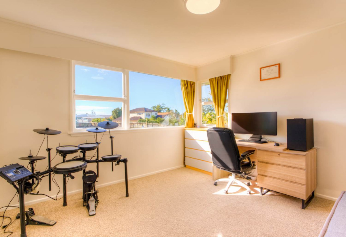 764m² section, Renovated Brick 4 beds 2 baths house with double garage, downstairs 2 beds 1 bath with its own entrance, close to schools, shopping centres, motorway access, 0.9 km to Willow Park School, 90 Hillcrest Avenue, Hillcrest, Auckland