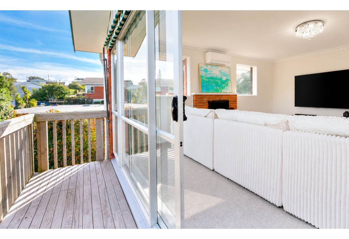 764m² section, Renovated Brick 4 beds 2 baths house with double garage, downstairs 2 beds 1 bath with its own entrance, close to schools, shopping centres, motorway access, 0.9 km to Willow Park School, 90 Hillcrest Avenue, Hillcrest, Auckland