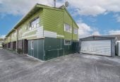 3 beds 2 baths home with garage, close to Lynn Mall, schools, golf course, Lawson Park and playground, 0.4 km to New Lynn School, 5/46 Seabrook Avenue, New Lynn, Auckland