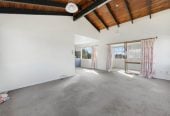 3 beds 2 baths home with garage, close to Lynn Mall, schools, golf course, Lawson Park and playground, 0.4 km to New Lynn School, 5/46 Seabrook Avenue, New Lynn, Auckland
