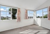 3 beds 2 baths home with garage, close to Lynn Mall, schools, golf course, Lawson Park and playground, 0.4 km to New Lynn School, 5/46 Seabrook Avenue, New Lynn, Auckland