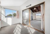 3 beds 2 baths home with garage, close to Lynn Mall, schools, golf course, Lawson Park and playground, 0.4 km to New Lynn School, 5/46 Seabrook Avenue, New Lynn, Auckland