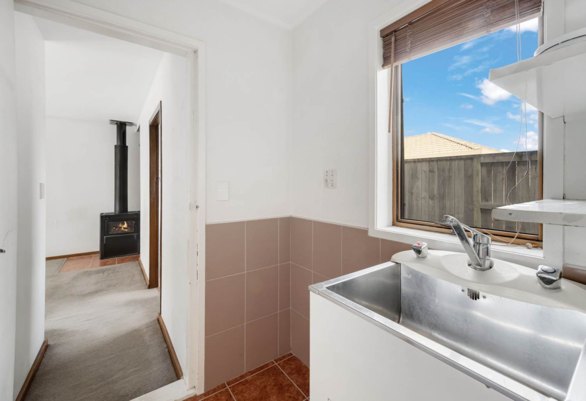 3 beds 2 baths home with garage, close to Lynn Mall, schools, golf course, Lawson Park and playground, 0.4 km to New Lynn School, 5/46 Seabrook Avenue, New Lynn, Auckland