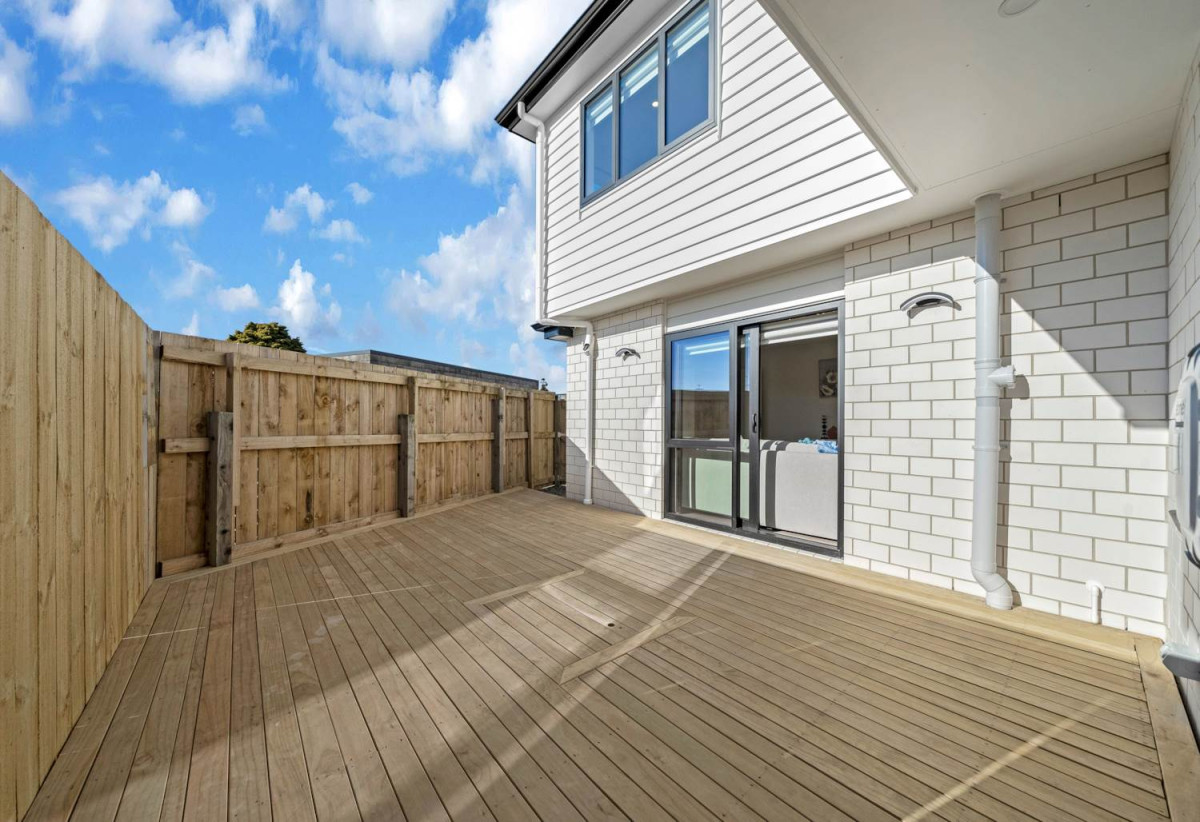 2 Kitchens, 6 beds 3.5 baths house with garage and 2-beds granny, close to schools, shops, Hunter Plaza, easy motorway access, 1.1 km to Papatoetoe Intermediate, 35A Mclean Avenue, Papatoetoe, Auckland