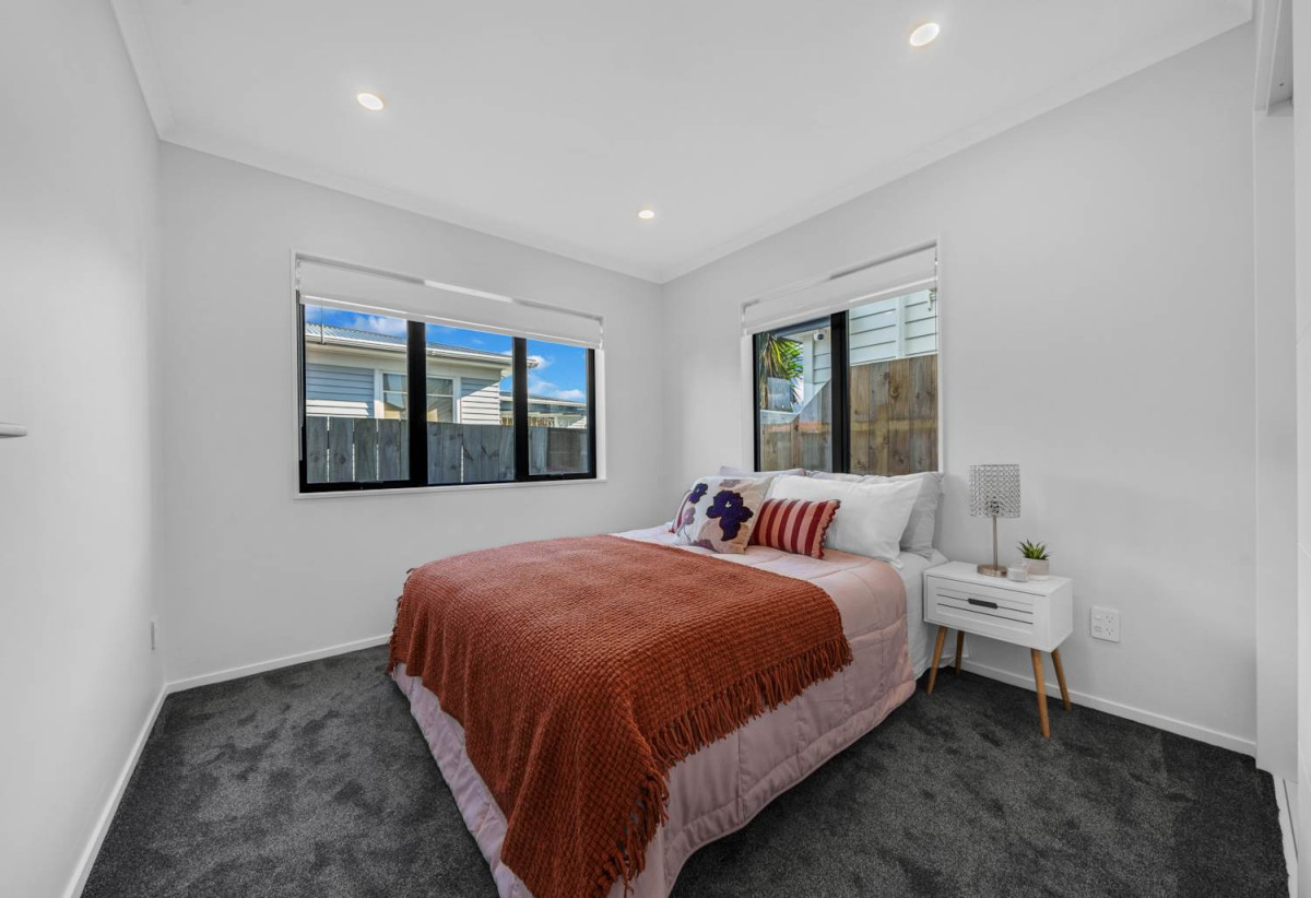 2 Kitchens, 6 beds 3.5 baths house with garage and 2-beds granny, close to schools, shops, Hunter Plaza, easy motorway access, 1.1 km to Papatoetoe Intermediate, 35A Mclean Avenue, Papatoetoe, Auckland