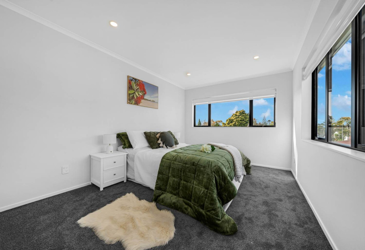 2 Kitchens, 6 beds 3.5 baths house with garage and 2-beds granny, close to schools, shops, Hunter Plaza, easy motorway access, 1.1 km to Papatoetoe Intermediate, 35A Mclean Avenue, Papatoetoe, Auckland