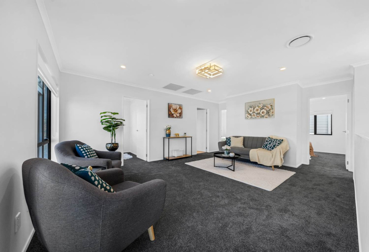 2 Kitchens, 6 beds 3.5 baths house with garage and 2-beds granny, close to schools, shops, Hunter Plaza, easy motorway access, 1.1 km to Papatoetoe Intermediate, 35A Mclean Avenue, Papatoetoe, Auckland