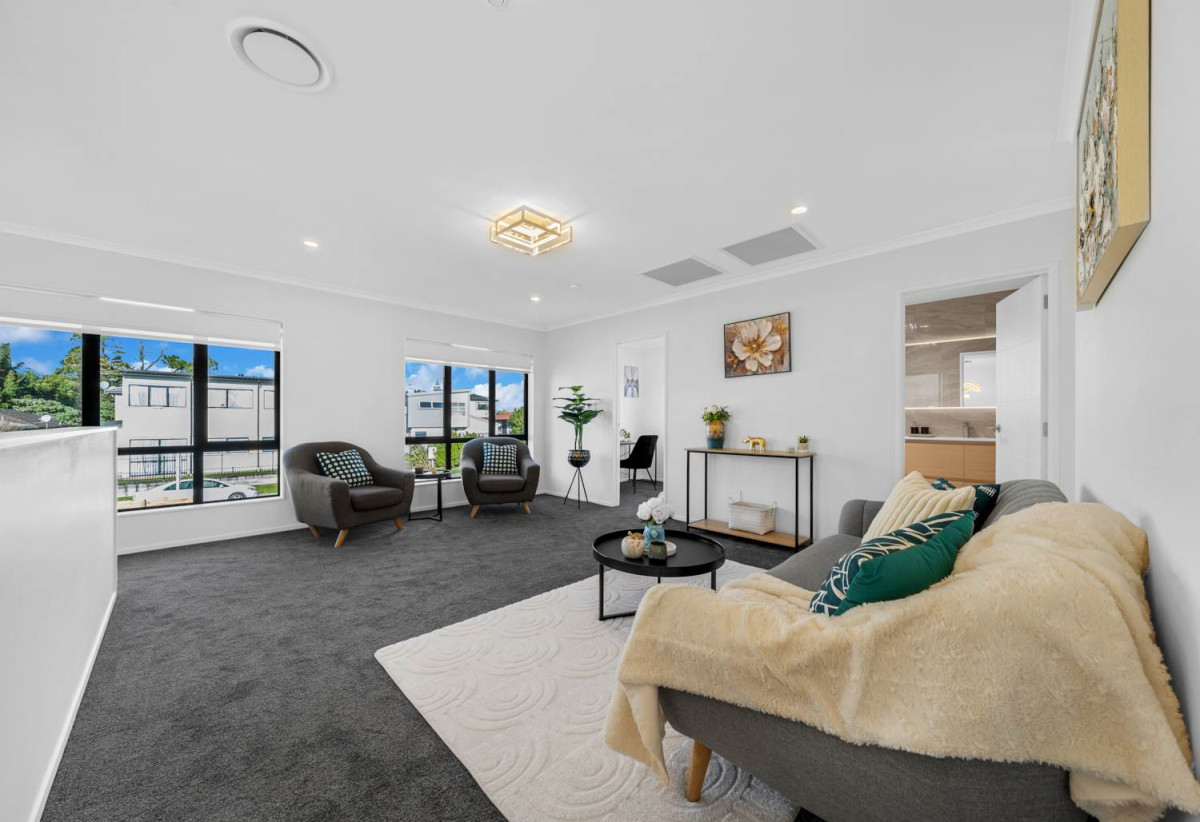 2 Kitchens, 6 beds 3.5 baths house with garage and 2-beds granny, close to schools, shops, Hunter Plaza, easy motorway access, 1.1 km to Papatoetoe Intermediate, 35A Mclean Avenue, Papatoetoe, Auckland