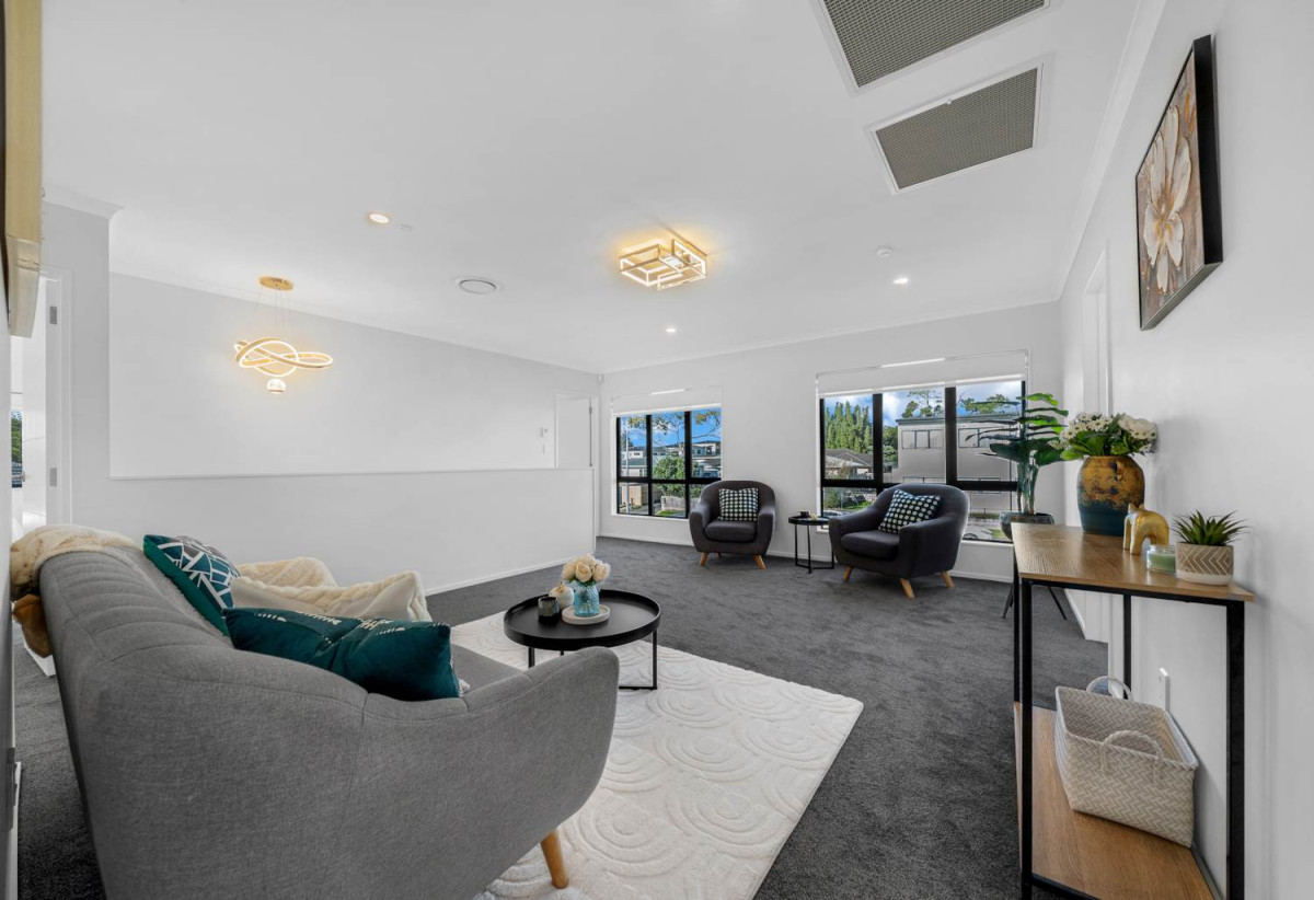 2 Kitchens, 6 beds 3.5 baths house with garage and 2-beds granny, close to schools, shops, Hunter Plaza, easy motorway access, 1.1 km to Papatoetoe Intermediate, 35A Mclean Avenue, Papatoetoe, Auckland