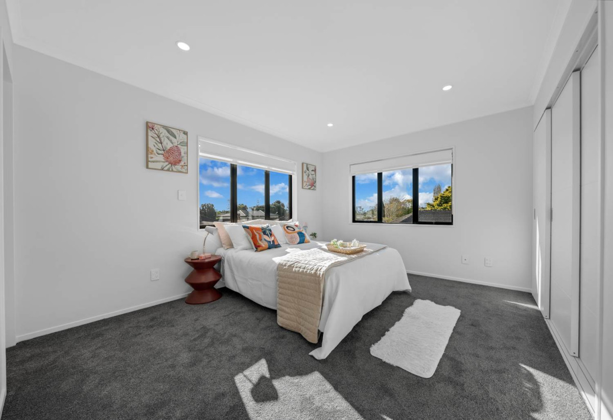 2 Kitchens, 6 beds 3.5 baths house with garage and 2-beds granny, close to schools, shops, Hunter Plaza, easy motorway access, 1.1 km to Papatoetoe Intermediate, 35A Mclean Avenue, Papatoetoe, Auckland