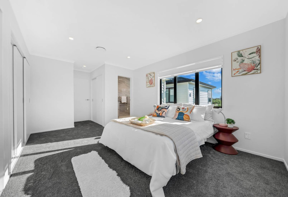 2 Kitchens, 6 beds 3.5 baths house with garage and 2-beds granny, close to schools, shops, Hunter Plaza, easy motorway access, 1.1 km to Papatoetoe Intermediate, 35A Mclean Avenue, Papatoetoe, Auckland