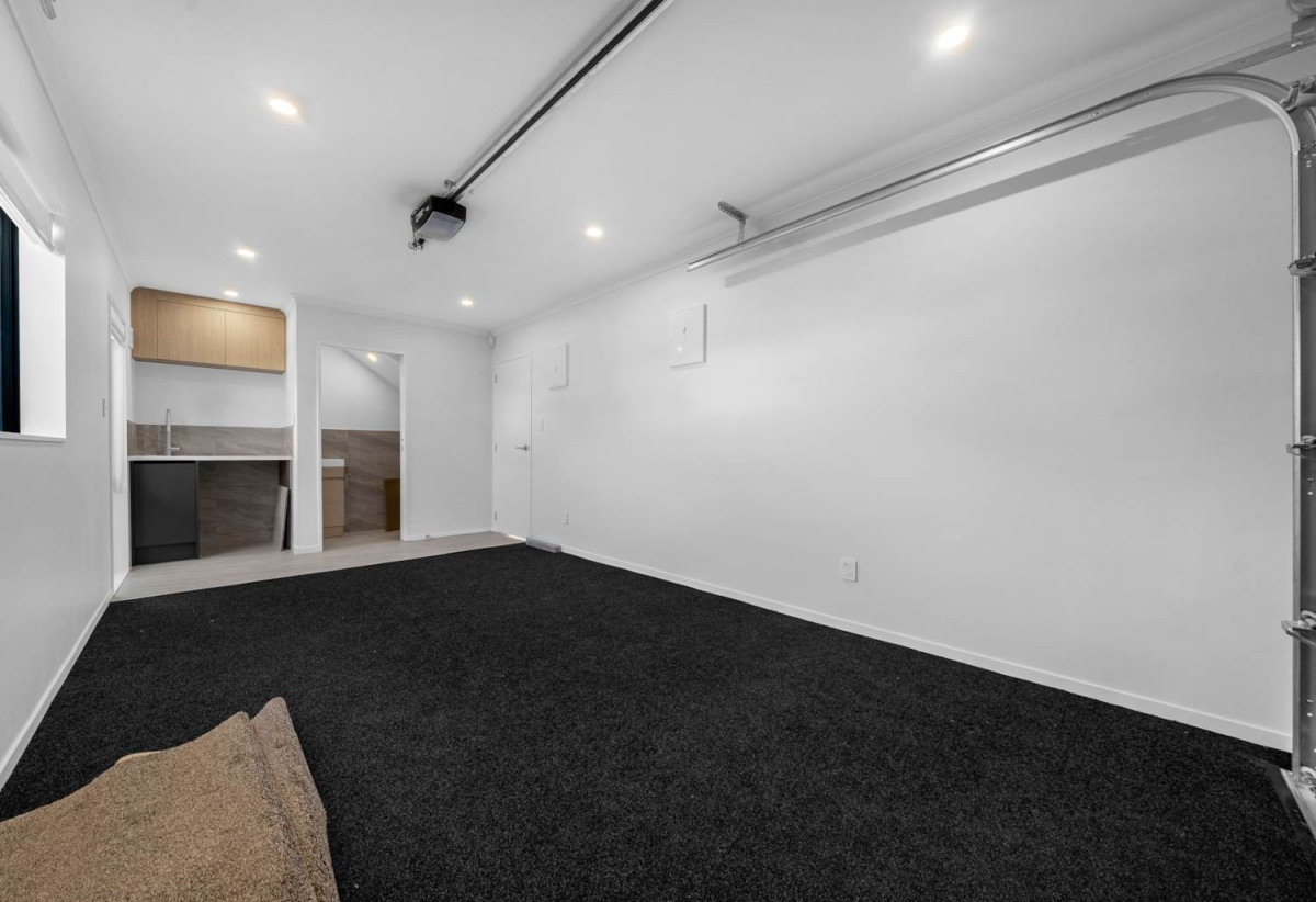 2 Kitchens, 6 beds 3.5 baths house with garage and 2-beds granny, close to schools, shops, Hunter Plaza, easy motorway access, 1.1 km to Papatoetoe Intermediate, 35A Mclean Avenue, Papatoetoe, Auckland