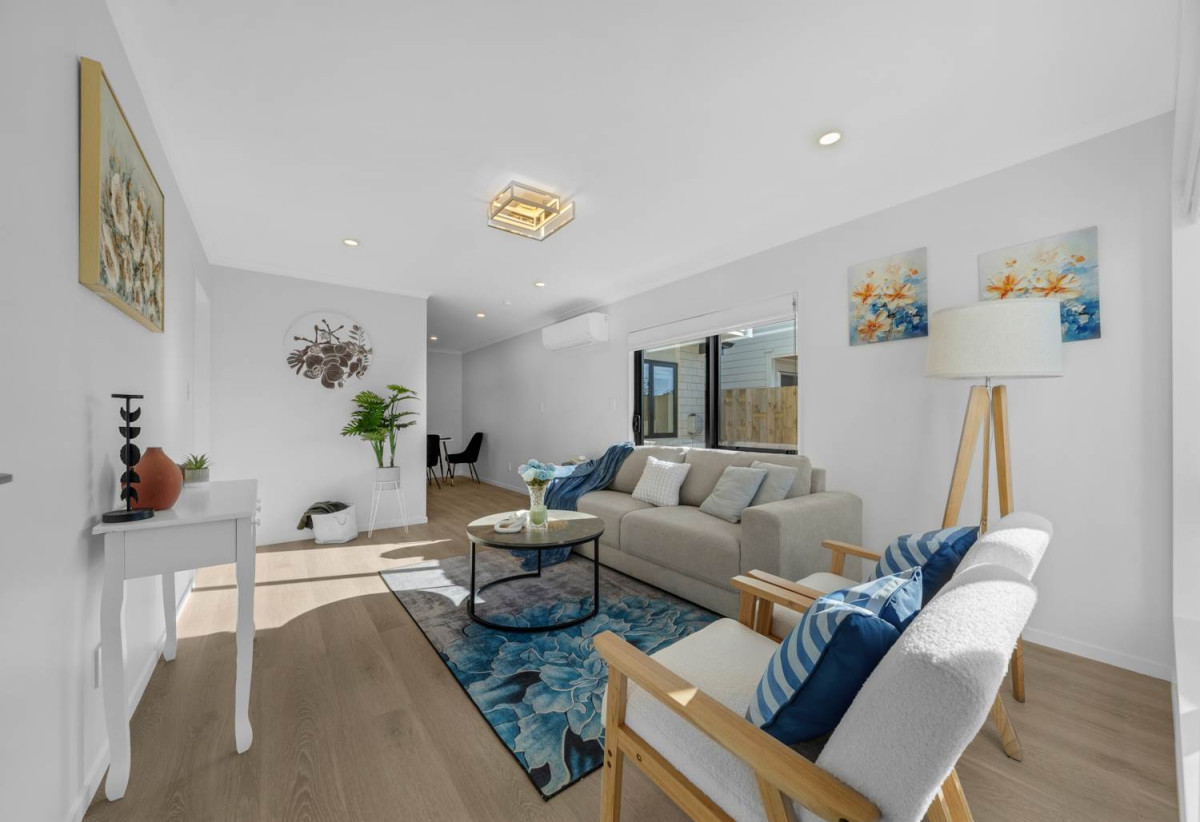 2 Kitchens, 6 beds 3.5 baths house with garage and 2-beds granny, close to schools, shops, Hunter Plaza, easy motorway access, 1.1 km to Papatoetoe Intermediate, 35A Mclean Avenue, Papatoetoe, Auckland