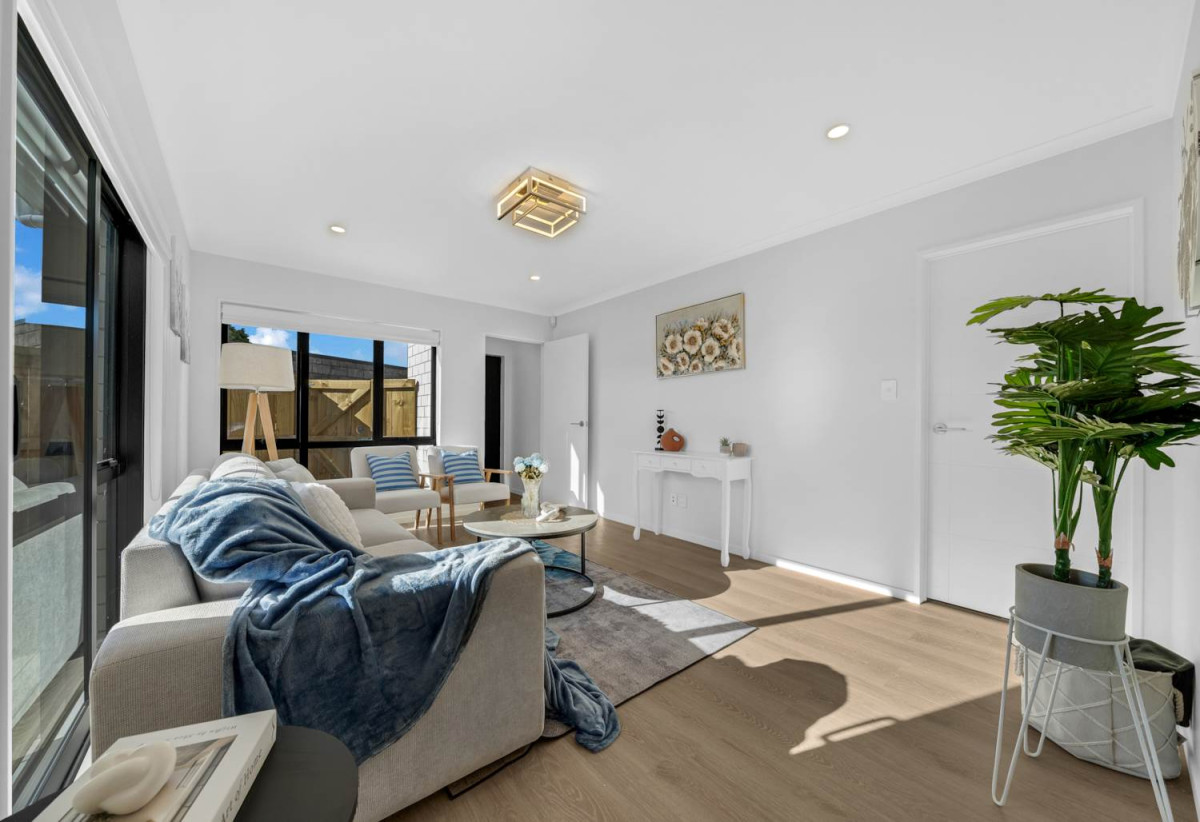 2 Kitchens, 6 beds 3.5 baths house with garage and 2-beds granny, close to schools, shops, Hunter Plaza, easy motorway access, 1.1 km to Papatoetoe Intermediate, 35A Mclean Avenue, Papatoetoe, Auckland