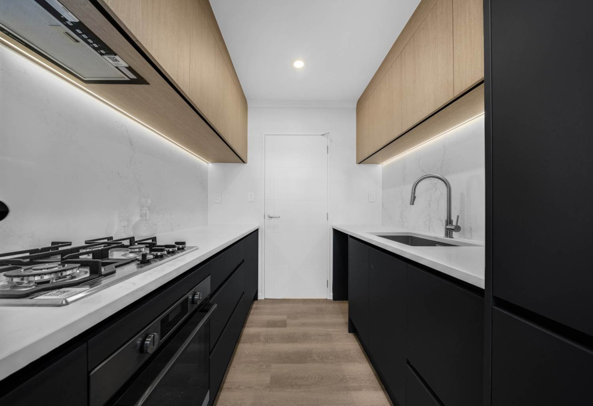 2 Kitchens, 6 beds 3.5 baths house with garage and 2-beds granny, close to schools, shops, Hunter Plaza, easy motorway access, 1.1 km to Papatoetoe Intermediate, 35A Mclean Avenue, Papatoetoe, Auckland