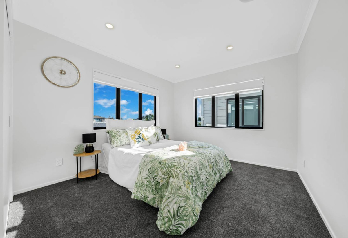 2 Kitchens, 6 beds 3.5 baths house with garage and 2-beds granny, close to schools, shops, Hunter Plaza, easy motorway access, 1.1 km to Papatoetoe Intermediate, 35A Mclean Avenue, Papatoetoe, Auckland