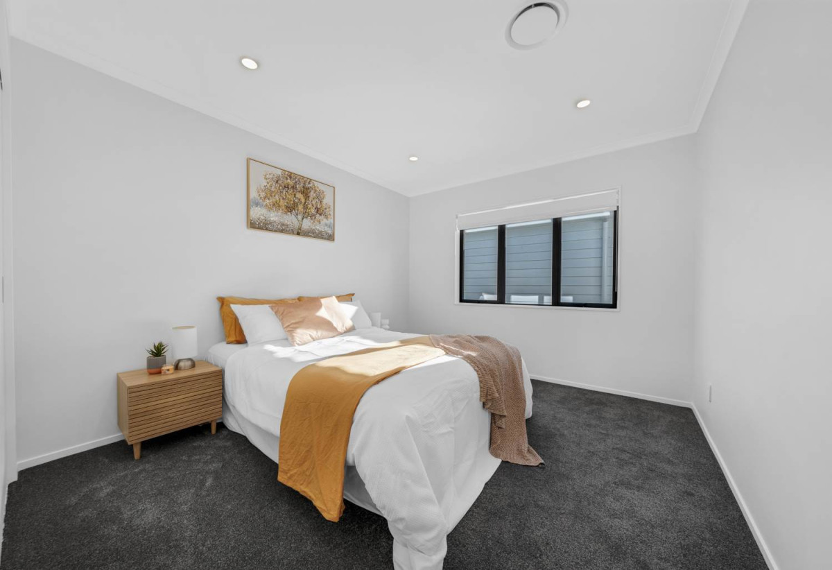 2 Kitchens, 6 beds 3.5 baths house with garage and 2-beds granny, close to schools, shops, Hunter Plaza, easy motorway access, 1.1 km to Papatoetoe Intermediate, 35A Mclean Avenue, Papatoetoe, Auckland