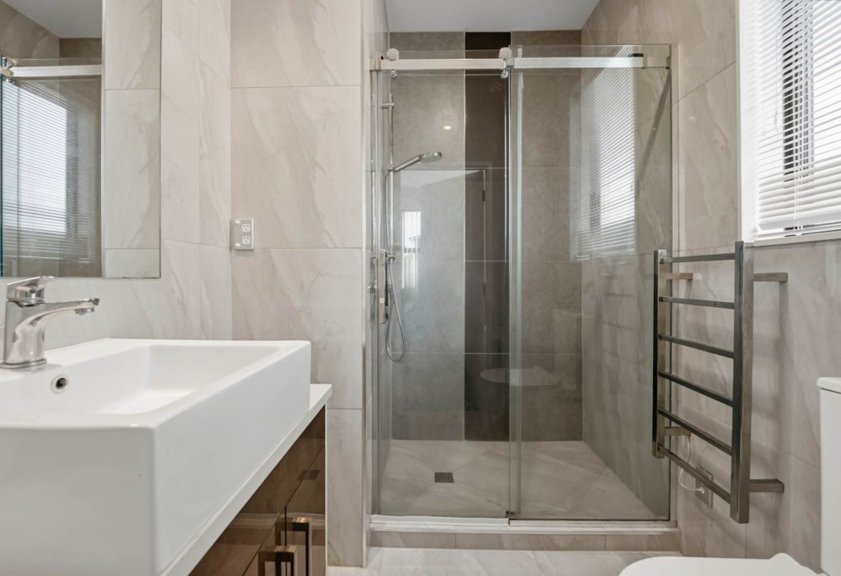 217m2 5 beds (2 ensuites) 3.5 baths house with garage on 280m2 section, 1 ensuite ground floor, Just moments from Ormiston Town Centre, supermarkets, cafés, restaurants, parks, schools, 0.7 km to Chapel Downs School, 1.8 km to Ormiston Senior College and Ormiston Junior College, 26 Cooladawson Drive, Flat Bush, Auckland