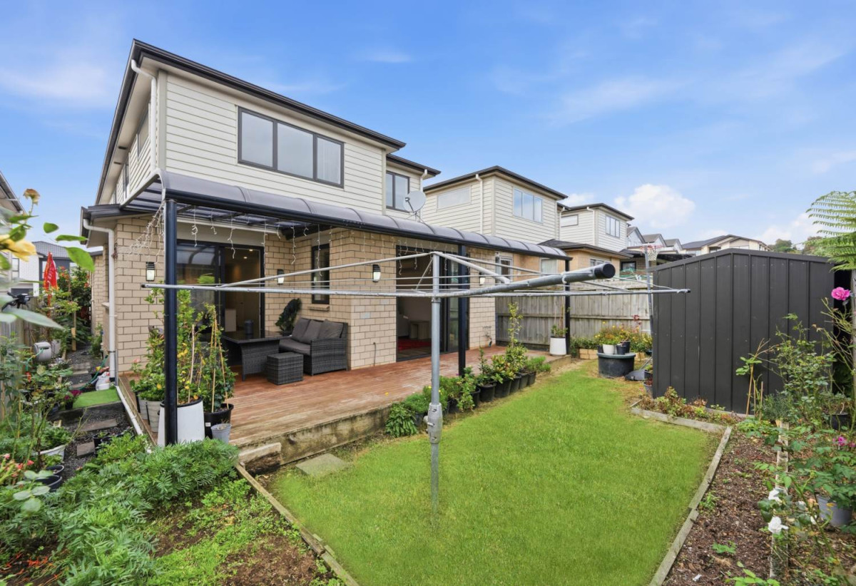 217m2 5 beds (2 ensuites) 3.5 baths house with garage on 280m2 section, 1 ensuite ground floor, Just moments from Ormiston Town Centre, supermarkets, cafés, restaurants, parks, schools, 0.7 km to Chapel Downs School, 1.8 km to Ormiston Senior College and Ormiston Junior College, 26 Cooladawson Drive, Flat Bush, Auckland