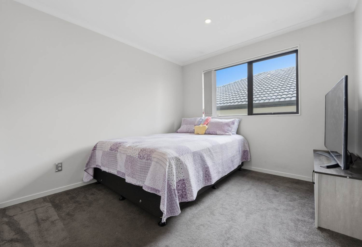 217m2 5 beds (2 ensuites) 3.5 baths house with garage on 280m2 section, 1 ensuite ground floor, Just moments from Ormiston Town Centre, supermarkets, cafés, restaurants, parks, schools, 0.7 km to Chapel Downs School, 1.8 km to Ormiston Senior College and Ormiston Junior College, 26 Cooladawson Drive, Flat Bush, Auckland
