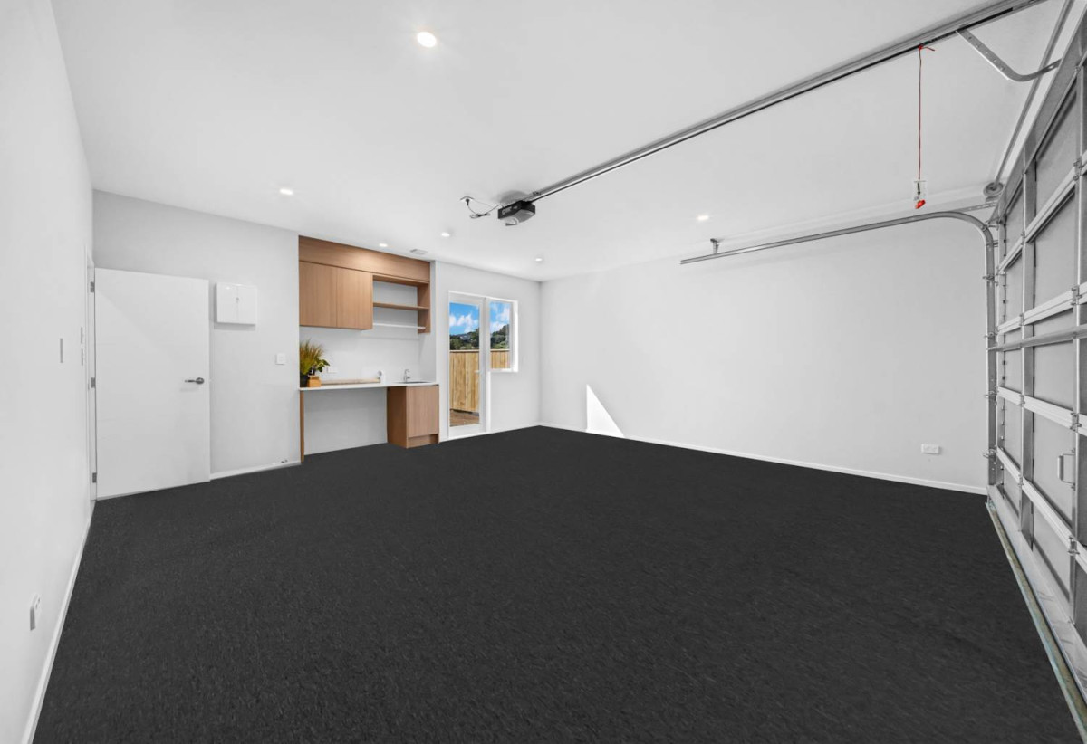 Standalone 4 beds 2 baths house with double garage on 333m2 section, close to schools, reserves, town centre, easy motorway access, 7 Pupu Crescent, Opaheke, Auckland