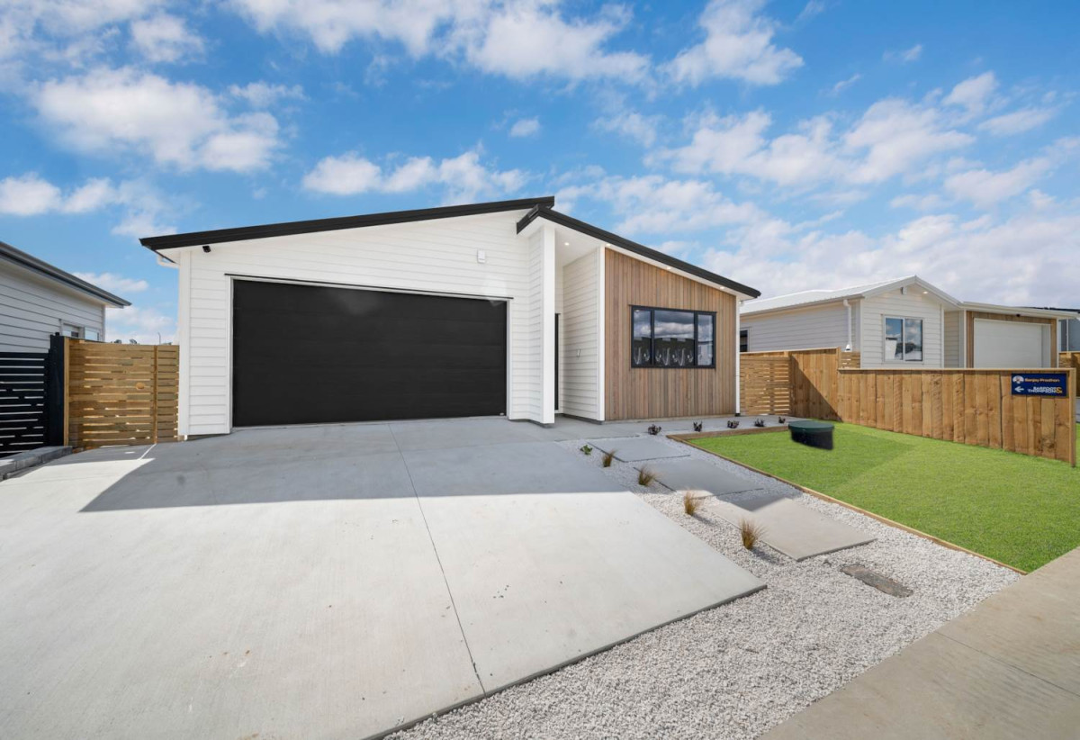 Standalone 4 beds 2 baths house with double garage on 333m2 section, close to schools, reserves, town centre, easy motorway access, 7 Pupu Crescent, Opaheke, Auckland
