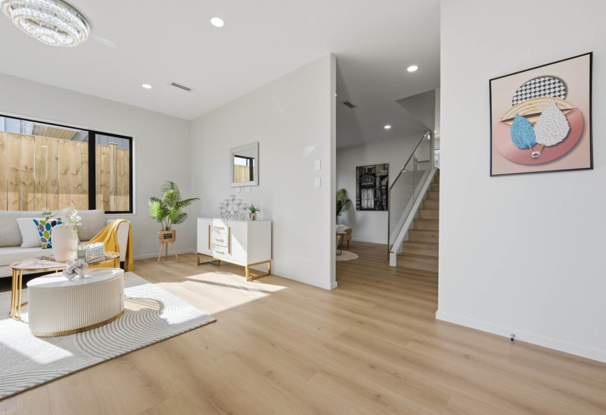 2 Kitchens, 360m2 8 beds (3 ensuites) 5.5 baths house with double garage and 2-beds granny, close to Ormiston shopping centre and Botany Downs shopping centre, 0.8 km to Mission Heights Junior College, 0.9 km to Mission Heights Primary School, 1.5 km to Ormiston Senior College, 4 Mill Hill Close, Flat Bush, Auckland