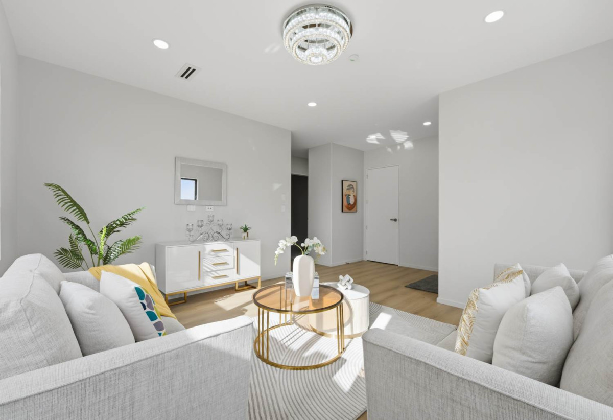 2 Kitchens, 360m2 8 beds (3 ensuites) 5.5 baths house with double garage and 2-beds granny, close to Ormiston shopping centre and Botany Downs shopping centre, 0.8 km to Mission Heights Junior College, 0.9 km to Mission Heights Primary School, 1.5 km to Ormiston Senior College, 4 Mill Hill Close, Flat Bush, Auckland