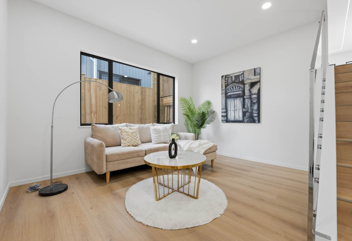 2 Kitchens, 360m2 8 beds (3 ensuites) 5.5 baths house with double garage and 2-beds granny, close to Ormiston shopping centre and Botany Downs shopping centre, 0.8 km to Mission Heights Junior College, 0.9 km to Mission Heights Primary School, 1.5 km to Ormiston Senior College, 4 Mill Hill Close, Flat Bush, Auckland