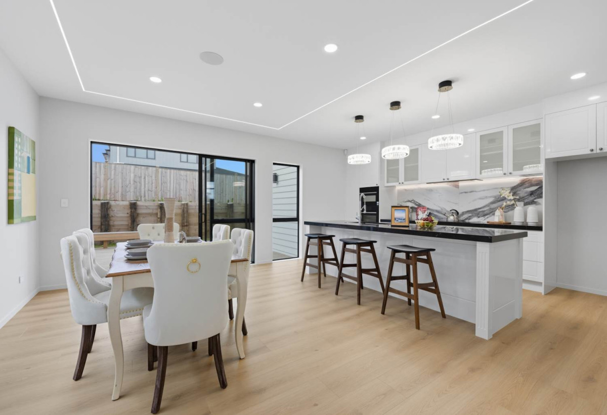 2 Kitchens, 360m2 8 beds (3 ensuites) 5.5 baths house with double garage and 2-beds granny, close to Ormiston shopping centre and Botany Downs shopping centre, 0.8 km to Mission Heights Junior College, 0.9 km to Mission Heights Primary School, 1.5 km to Ormiston Senior College, 4 Mill Hill Close, Flat Bush, Auckland
