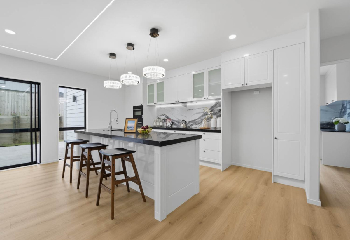 2 Kitchens, 360m2 8 beds (3 ensuites) 5.5 baths house with double garage and 2-beds granny, close to Ormiston shopping centre and Botany Downs shopping centre, 0.8 km to Mission Heights Junior College, 0.9 km to Mission Heights Primary School, 1.5 km to Ormiston Senior College, 4 Mill Hill Close, Flat Bush, Auckland