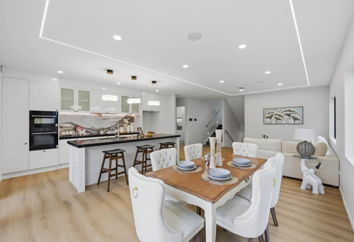 2 Kitchens, 360m2 8 beds (3 ensuites) 5.5 baths house with double garage and 2-beds granny, close to Ormiston shopping centre and Botany Downs shopping centre, 0.8 km to Mission Heights Junior College, 0.9 km to Mission Heights Primary School, 1.5 km to Ormiston Senior College, 4 Mill Hill Close, Flat Bush, Auckland