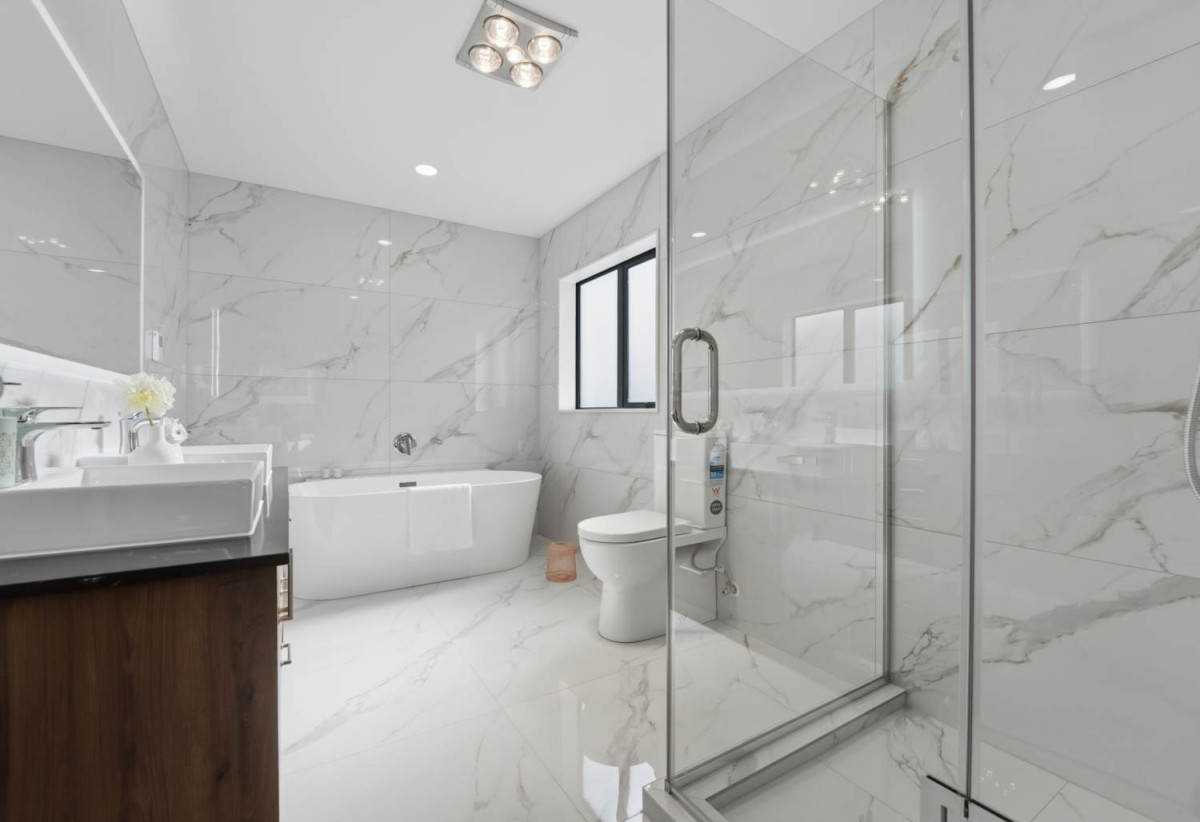 2 Kitchens, 360m2 8 beds (3 ensuites) 5.5 baths house with double garage and 2-beds granny, close to Ormiston shopping centre and Botany Downs shopping centre, 0.8 km to Mission Heights Junior College, 0.9 km to Mission Heights Primary School, 1.5 km to Ormiston Senior College, 4 Mill Hill Close, Flat Bush, Auckland