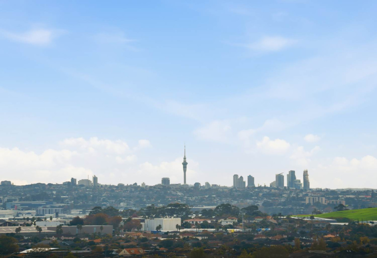 2 Kitchens, 360m2 8 beds (3 ensuites) 5.5 baths house with double garage and 2-beds granny, close to Ormiston shopping centre and Botany Downs shopping centre, 0.8 km to Mission Heights Junior College, 0.9 km to Mission Heights Primary School, 1.5 km to Ormiston Senior College, 4 Mill Hill Close, Flat Bush, Auckland