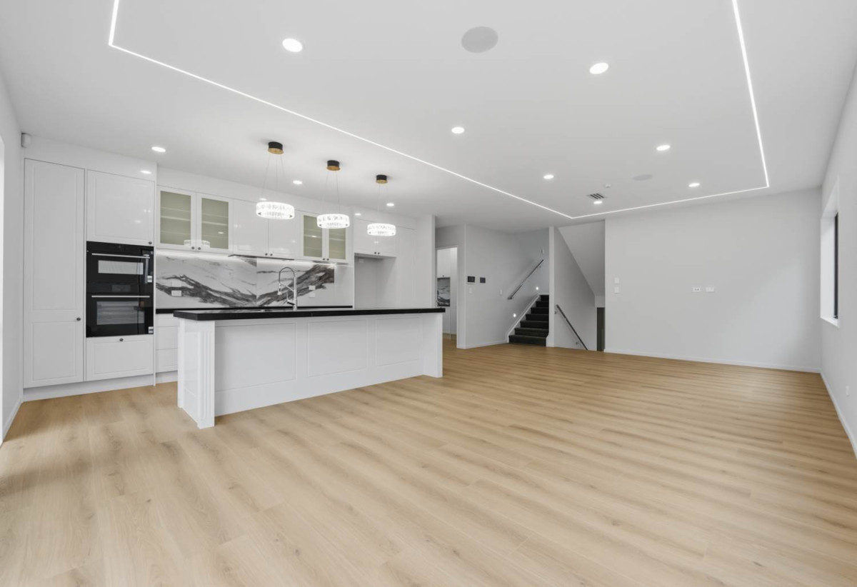2 Kitchens, 360m2 8 beds (3 ensuites) 5.5 baths house with double garage and 2-beds granny, close to Ormiston shopping centre and Botany Downs shopping centre, 0.8 km to Mission Heights Junior College, 0.9 km to Mission Heights Primary School, 1.5 km to Ormiston Senior College, 4 Mill Hill Close, Flat Bush, Auckland
