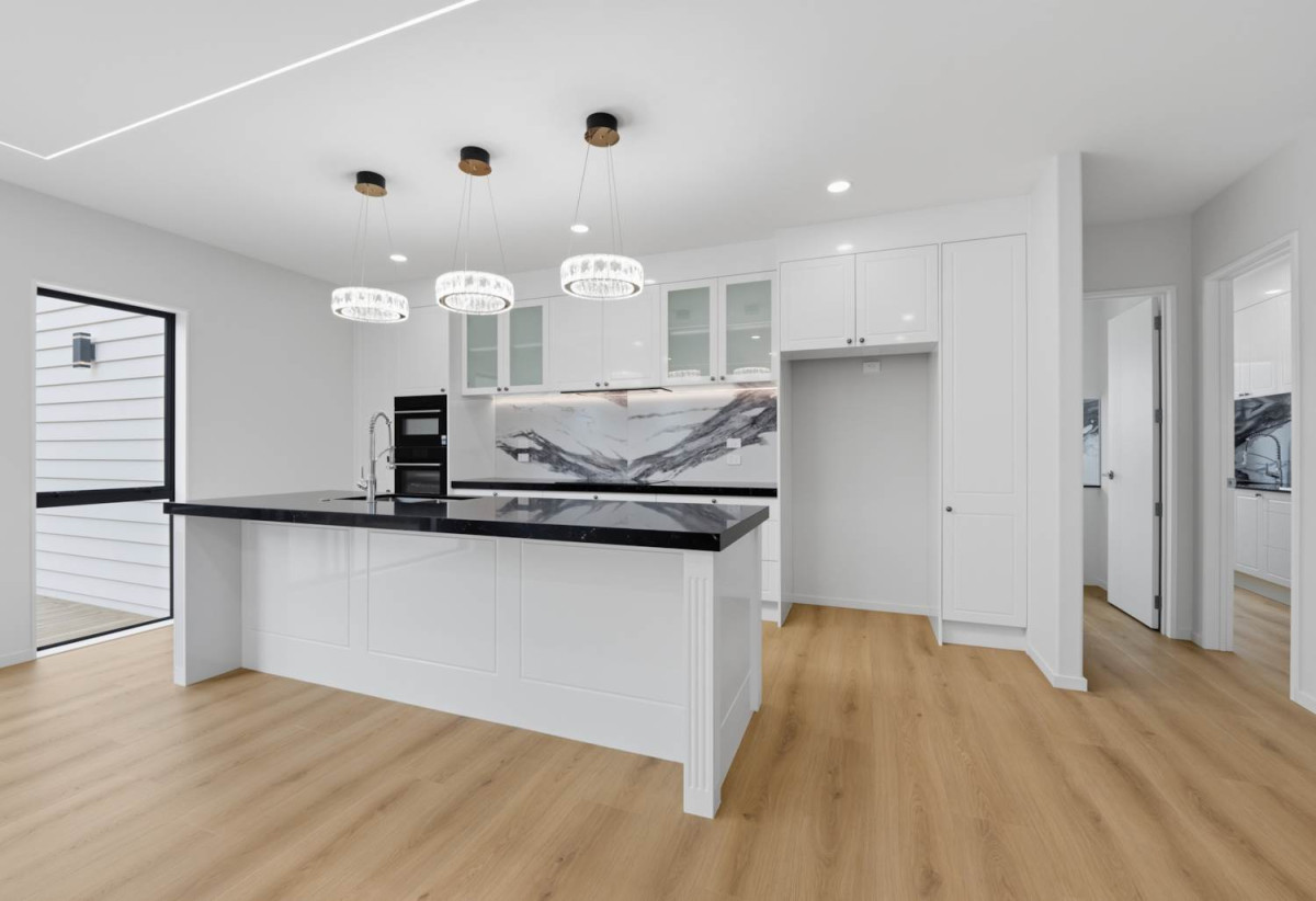 2 Kitchens, 360m2 8 beds (3 ensuites) 5.5 baths house with double garage and 2-beds granny, close to Ormiston shopping centre and Botany Downs shopping centre, 0.8 km to Mission Heights Junior College, 0.9 km to Mission Heights Primary School, 1.5 km to Ormiston Senior College, 4 Mill Hill Close, Flat Bush, Auckland