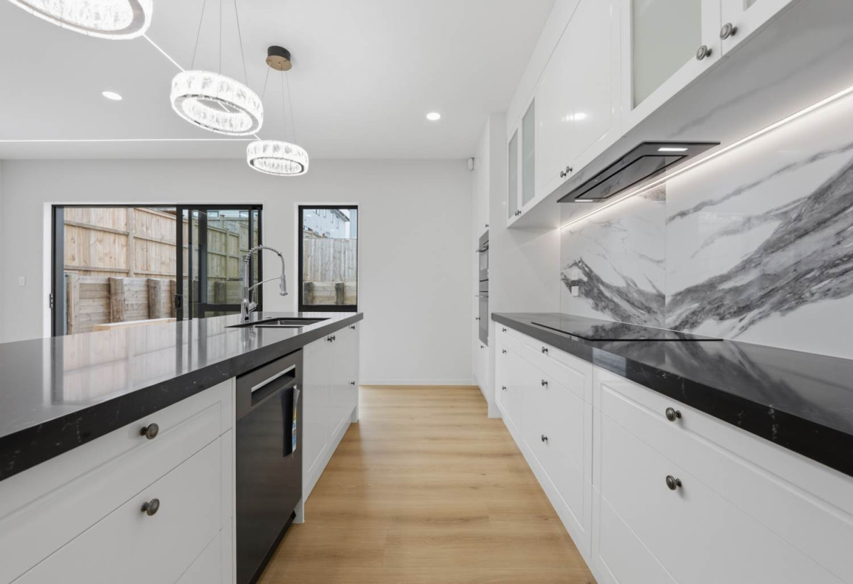 2 Kitchens, 360m2 8 beds (3 ensuites) 5.5 baths house with double garage and 2-beds granny, close to Ormiston shopping centre and Botany Downs shopping centre, 0.8 km to Mission Heights Junior College, 0.9 km to Mission Heights Primary School, 1.5 km to Ormiston Senior College, 4 Mill Hill Close, Flat Bush, Auckland