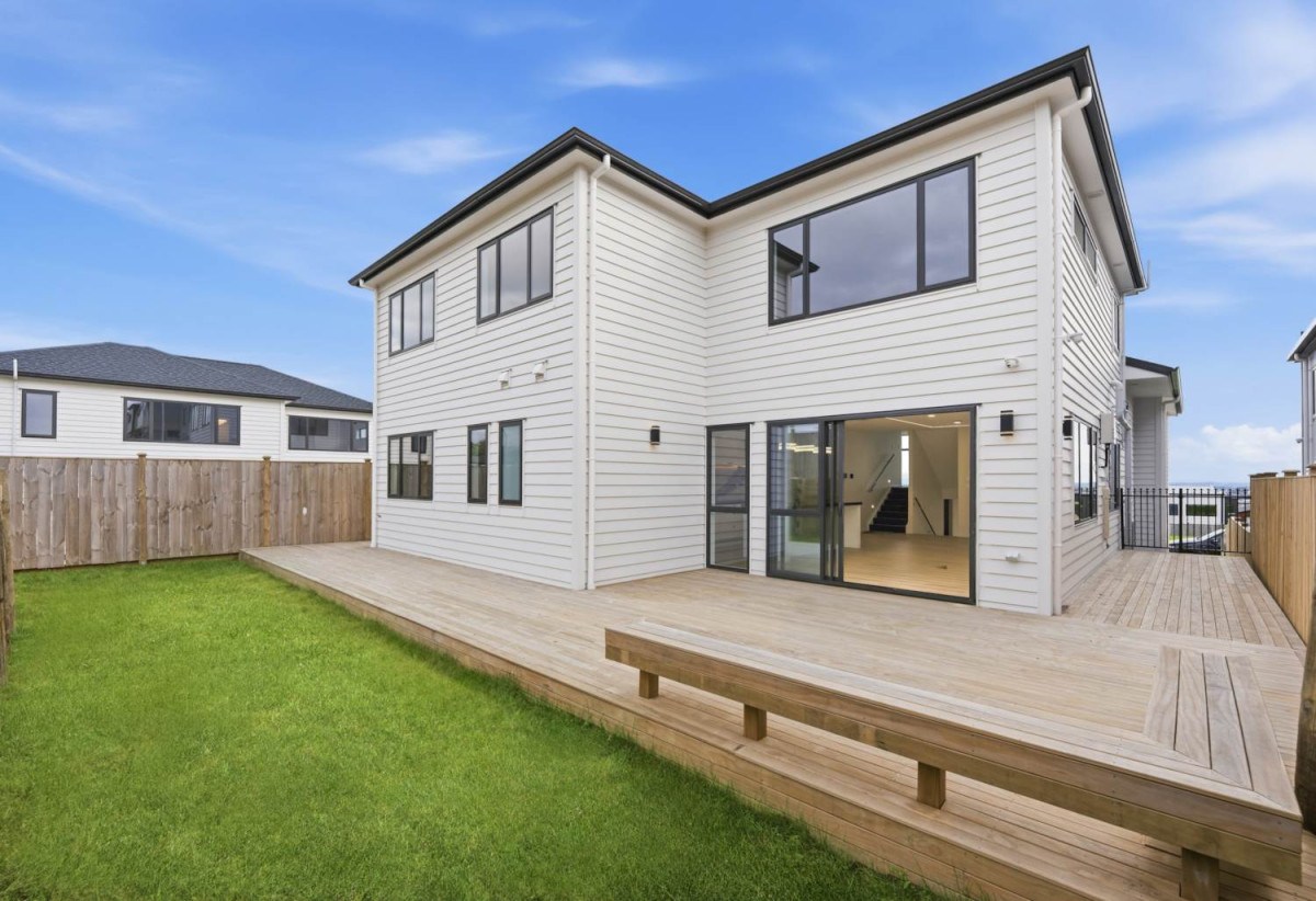 2 Kitchens, 360m2 8 beds (3 ensuites) 5.5 baths house with double garage and 2-beds granny, close to Ormiston shopping centre and Botany Downs shopping centre, 0.8 km to Mission Heights Junior College, 0.9 km to Mission Heights Primary School, 1.5 km to Ormiston Senior College, 4 Mill Hill Close, Flat Bush, Auckland
