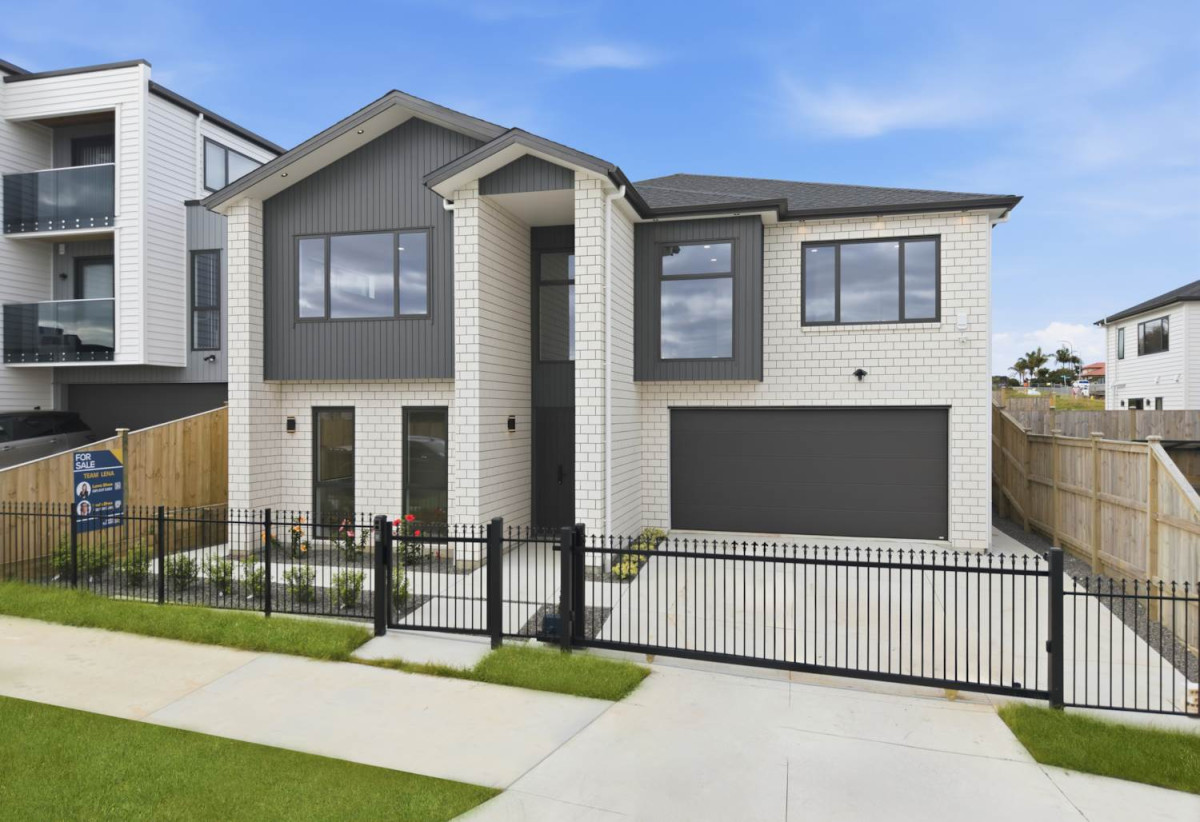 2 Kitchens, 360m2 8 beds (3 ensuites) 5.5 baths house with double garage and 2-beds granny, close to Ormiston shopping centre and Botany Downs shopping centre, 0.8 km to Mission Heights Junior College, 0.9 km to Mission Heights Primary School, 1.5 km to Ormiston Senior College, 4 Mill Hill Close, Flat Bush, Auckland